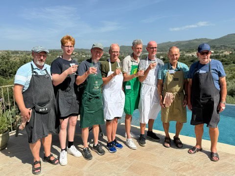 Mænd iført forklæder ved poolen