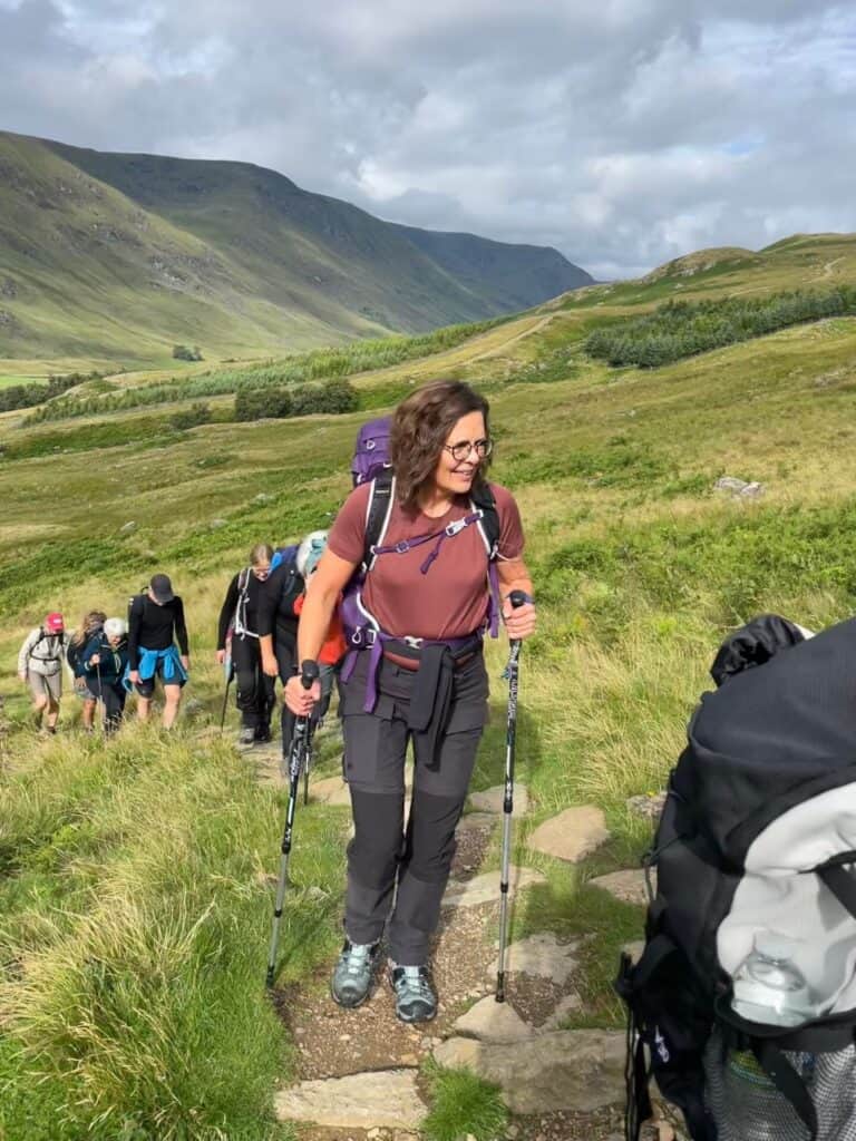 Vandrere i bjergene på solrig dag