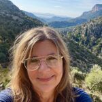 Kvinde på vandretur med bjerge i baggrunden