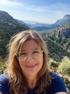 Kvinde på vandretur med bjerge i baggrunden