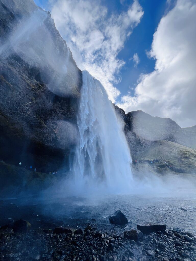 Imponerende vandfald omfavnet af blå himmel