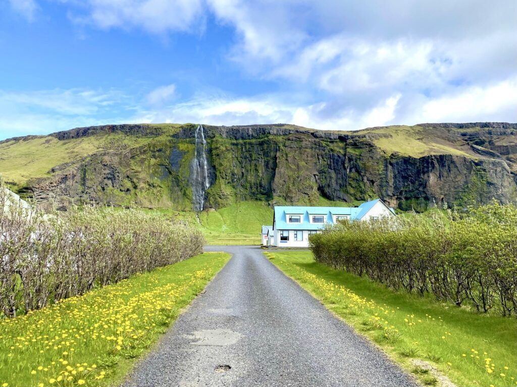 Vej med hus og vandfald i naturen